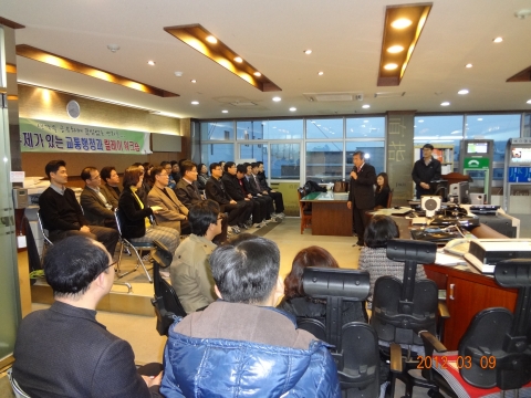 청주시 교통행정과(박철완 과장) 직원들은 9일 오후 업무를 마친 후 교통행정과 정보계 사무실에서 담당별로 팀을 이루어 스피드 게임 등 직원간 소통의 장을 마련하고자 주제가 있는 2차 릴레이 워크숍을 실시하였다