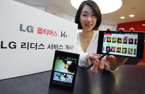LG전자‘LG 리더스(Readers)’ 서비스 개시를 기념해 모델이 '옵티머스 Vu:(뷰)'를 들고 포즈를 취하고 있습니다.
