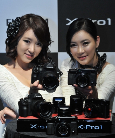 후지필름 일렉트로닉 이미징 코리아는 프리미엄 렌즈 교환형 카메라 X-Pro1을 13일 국내 정식 출시하고, 13일 밤 11시 50분부터 GS 홈쇼핑을 통해 출시 방송을 진행한다고 12일 밝혔다.