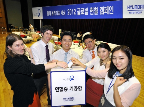 현대자동차그룹 직원들이 헌혈 후 받은 헌혈증을 기증하고 있는 모습.