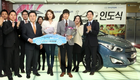 12일 계동사옥에서 현대차 판매사업부장 곽진 전무(왼쪽 네 번째) 및 임직원 100여명이 참석한 가운데 탤런트 박광현씨(오른쪽 세 번째)와 소이현씨(오른쪽 네 번째)의 i40살룬 ‘구입차량 인도식’ 행사후 기념촬영 하는 모습