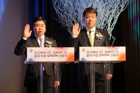 12일 중구 필동 CJ인재원에서 열린 '물류 사업 비전 선포식'에서 대한통운 이현우 대표(왼쪽)와 CJ GLS 손관수 대표(오른쪽)가 2020년 매출 25조원, 영업이익 1조원 달성을 위한 선언문을 낭독하고 있다.