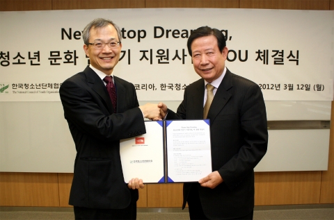 한국청소년단체협의회가 (주)골드윈코리아와 12일 만리동 영원무역 본사에서 Never Stop Dreaming, 청소년문화 만들기 지원사업을 위한 양해각서(MOU) 체결식을 가진 가운데, 노스페이스 김철주 전무(왼쪽)와 차광선 한국청소년단체협의회 회장이 양해각서에 서명 후 악수하고 있다.