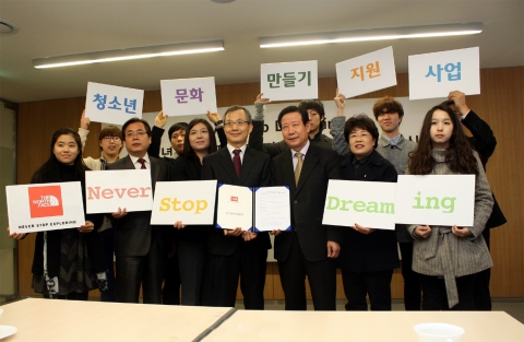 한국청소년단체협의회가 (주)골드윈코리아와 12일 만리동 영원무역 본사에서 Never Stop Dreaming, 청소년문화 만들기 지원사업을 위한 양해각서(MOU) 체결식을 가진 가운데, 차광선 한국청소년단체협의회 회장과 김철주 노스페이스 전무를 비롯하여 행사 관계자와 청소년단체협의회 소속 청소년회의 청소년, 청소년기자단 청소년들이 함께 기념촬영을 하고 있다.