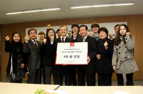한국청소년단체협의회가 (주)골드윈코리아와 12일 만리동 영원무역 본사에서 Never Stop Dreaming, 청소년문화 만들기 지원사업을 위한 양해각서(MOU) 체결식을 가진 가운데, 차광선 한국청소년단체협의회 회장과 김철주 노스페이스 전무를 비롯하여 행사 관계자와 청소년단체협의회 소속 청소년회의 청소년, 청소년기자단 청소년들이 함께 기념촬영을 하고 있다.
