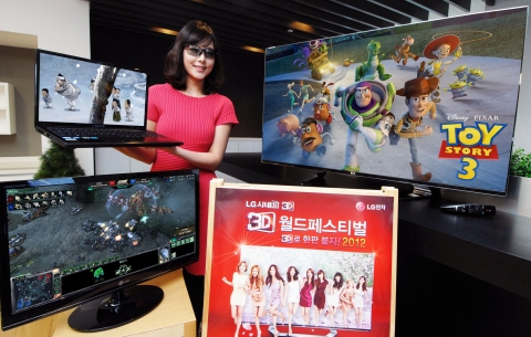 LG전자 모델이 LG 시네마3D TV/모니터/노트북으로 3D 애니메이션/게임/교육 등 다양한 3D 콘텐츠를 선보이고 있다.