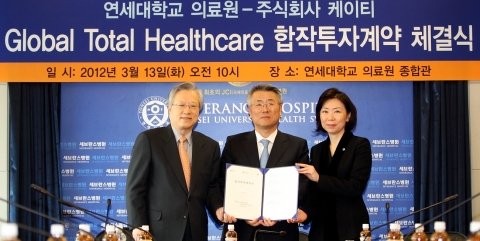 KT 이석채 회장(왼쪽부터), 이철 연세의료원장, 연세대 기술지주회사 박태선 대표는 13일 서울시 서대문구 연세의료원 종합관에서 의료-ICT 융합 합작사 '후헬스케어' 설립에 관한 계약을 체결했다.