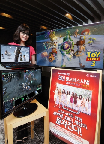 LG전자 모델이 LG 시네마3D TV/모니터/노트북으로 3D 애니메이션/게임/교육 등 다양한 3D 콘텐츠를 선보이고 있다.