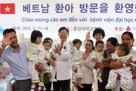 중앙대학교병원 김성덕 원장(왼쪽에서 5번째)이 수술 전 베트남에서 온 어린이 환자들 및 보호자와 기념촬영을 하고 있다.