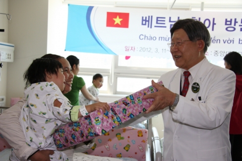 중앙대학교병원 김성덕 원장(오른쪽)이 수술 전 베트남 어린이 환자에게 선물을 증정하고 있다.