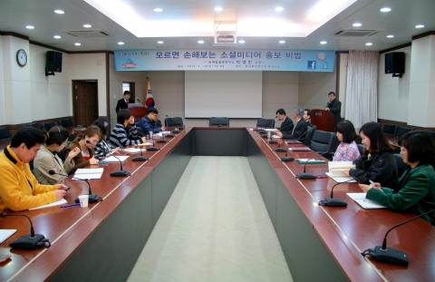 충남발전연구원(원장 박진도)은 14일 마케팅홍보연구소 박영만 소장을 초청, 소셜미디어 홍보전략 특강을 가졌다