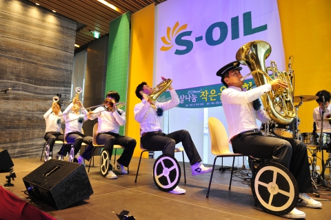 S-OIL 마포사옥 강당에서 열린 브라스밴드 ‘퍼니밴드’의 공연 모습(지난해 8월). S-OIL은 매월 2차례 다양한 장르의 문화예술나눔 공연을 열어 지역주민과 직장인들에게 유익한 문화체험 기회를 제공하고 있다.