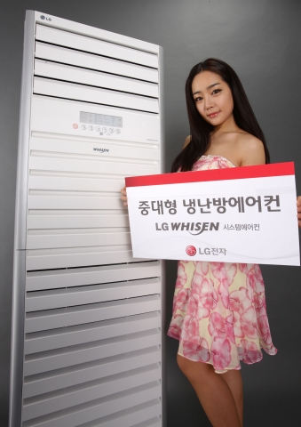 LG전자가 14일 선(線)을 살린 날렵한 디자인의 휘센 상업용 냉난방 에어컨과 함께 모델이 포즈를 취하고 있다.