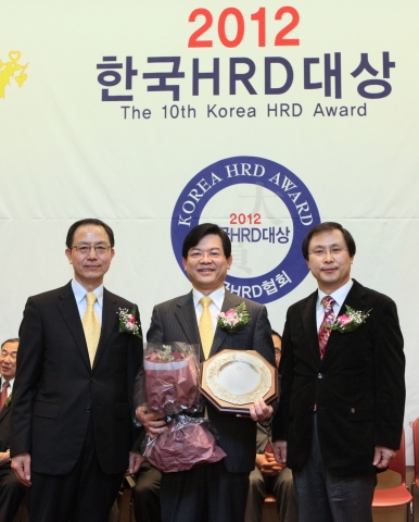 대한항공은 3월 14일 저녁 서울 삼성동 코엑스 컨퍼런스룸에서 한국 HRD 협회 및 한국산업인력공단 공동주관으로 열린 ‘2012 제10회 한국HRD 대상’에서 민간부문 최고상인 ‘HRD 경영종합대상’(Best HRD Award)을 5년 연속 수상했다. 시상식에서 김용순 대한항공 인재개발실장(가운데)을 비롯해 임세영 한국기술교육대학교 교수(왼쪽), 엄준하 한국 HRD협회 이사장(오른쪽)이 기념사진 촬영을 위한 포즈를 취하고 있다.