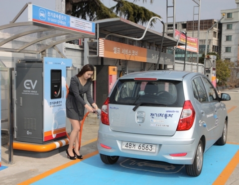 SK네트웍스는 경남지역 사천역사, 무궁화, SK밀양 등 직영주유소 3곳에 전기차용 급속충전기를 설치하고 관공서 및 모니터링 고객 대상 서비스에 나섰다고 15일 밝혔다.