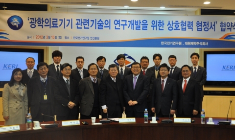 한국전기연구원 김호용 원장(앞줄 왼쪽 5번째)과 대원제약 백승호 회장(앞줄 오른쪽 3번째)이 ‘광학의료기기 관련 기술의 연구개발’을 위한 업무협약(MOU)을 체결하고 기념촬영을 하고 있다.