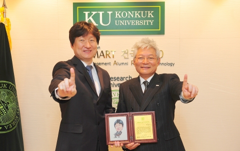 건국대 3월 KU스마트리더상을 수상한 박배호 교수(왼쪽)이 상패를 받은 후 김진규 총장과 기념촬영을 하고 있다.