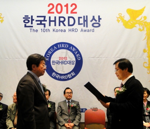 aSSIST(서울과학종합대학원, 총장 이남식)는 지난 14일, 삼성동 코엑스 컨퍼런스룸에서 개최된 ‘2012 한국HRD대상’에서 교육기관 부문 대상을 수상했다고 밝혔다.