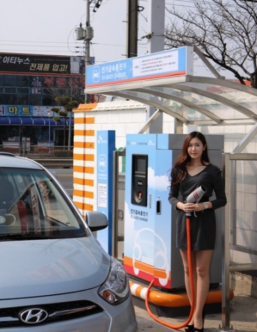 SK네트웍스는 경남지역 사천역사, 무궁화, SK밀양 등 직영주유소 3곳에 전기차용 급속충전기를 설치하고 관공서 및 모니터링 고객 대상 서비스에 나섰다고 15일 밝혔다.