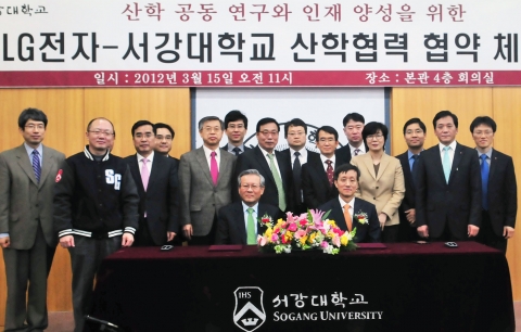 LG전자와 서강대는 15일 마포구 신수동 서강대학교 본관에서 LG전자 박종석 MC(Mobile Communications)사업본부장(오른쪽), 서강대학교 이종욱 총장(왼쪽) 등이 참석한 가운데 산학협력 양해각서를 체결했다.