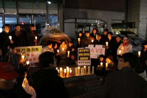 지난달 25일 밤 효자동 중국대사관 앞에서 애국주의연대가 탈북동포 강제북송반대 촛불집회를 개최하고 있다.