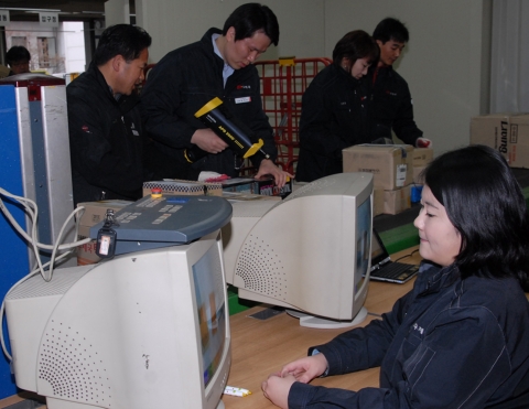 서울 강남우체국 직원과 탐지전문가들이 16일 강남우체국에서 ‘2012 서울 핵안보정상회의’가 열리는 코엑스 등 행사관련 시설에 배달될 우편물을 폭발물탐지기와 화학방사능탐지기로 검색하고 있다.