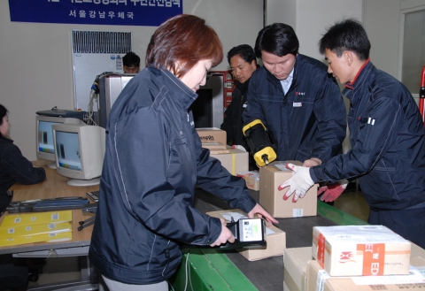서울 강남우체국 직원과 탐지전문가들이 16일 강남우체국에서 ‘2012 서울 핵안보정상회의’가 열리는 코엑스 등 행사관련 시설에 배달될 우편물을 폭발물탐지기와 화학방사능탐지기로 검색하고 있다.