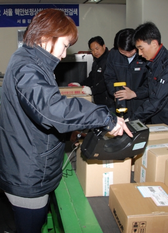 서울 강남우체국 직원과 탐지전문가들이 16일 강남우체국에서 ‘2012 서울 핵안보정상회의’가 열리는 코엑스 등 행사관련 시설에 배달될 우편물을 폭발물탐지기와 화학방사능탐지기로 검색하고 있다.