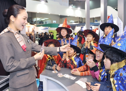 아시아나항공은 16일 일산 킨텍스(KINTEX)에서 열린 &#039;2012 대한민국 교육기부 박람회&#039;에서 마법학교를 열었다. 이날 마법학교 행사에 참가한 학생들이 마술을 보며 즐거워 하고 있다.