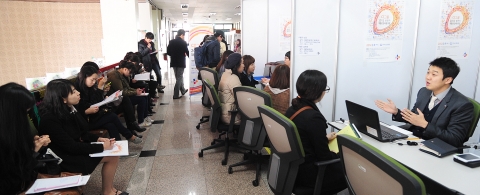 올 상반기 대기업 신입사원 공채 시즌이 본격화하고 있는 가운데 16일 오후 서울 광진구 능동로 건국대 학생회관 2층 잡(Job)카페에서 학생들이 CJ그룹 입사를 위한 채용상담을 받고 있다.