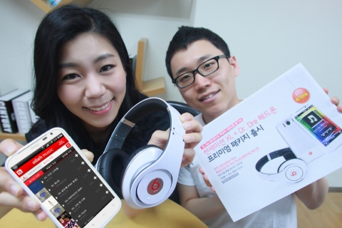 KT는 공식 온라인매장인 올레샵(shop..olleh.com)에서 HTC의 뮤직 스마트폰인 ‘센세이션XL(HTC-X315E)’을 구입하는 선착순 고객들 천명에게 40여 만원 상당의 ‘닥터드레(Dr. Dre) 헤드셋’을 무료로 제공하는 ‘센세이션XL 닥터드레 헤드셋’ 패키지를 19일부터 진행한다.