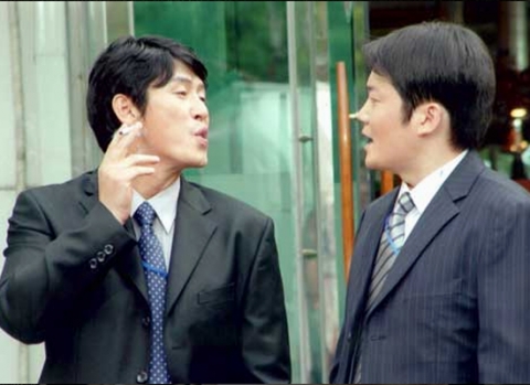 영화 &lt;공공의 적&gt;에서 설경구와 열연 중인 임승대
