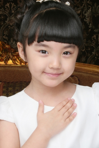최연소 걸그룹 큐티엘의 강예서 어린이. 예서는 종편채널 TV조선에서 방영하는 드라마 &lt;한반도&gt;의 여주인공 김정은의 아역과 MBC TV 일일드라마 &lt;천사의 선택&gt;에서 주인공 딸 배역을 맡아 재능을 보여주고 있다.