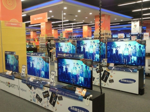 터키 이스탄불 제바히르 쇼핑몰 테크노사 매장에 전시되어 있는 삼성전자 TV