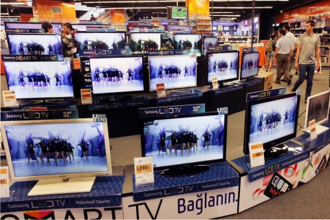 터키 이스탄불 제바히르 쇼핑몰 테크노사 매장에 전시되어 있는 삼성전자 TV