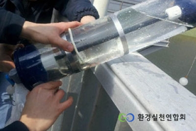 환실련 4대강 모니터링 특위가 한강 이포보에서 수질검사를 위한 채수를 진행하고 있다.