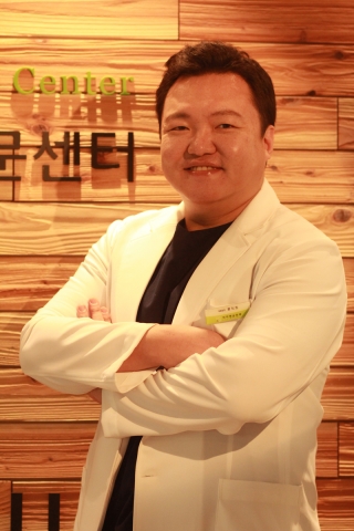 아이앤유안과 류익희 원장은 “봄철 알러지성 결막염 발생의 예방을 위해서는 전문의와의 정기적인 진료를 통해 질환의 발생여부를 사전에 파악하는 것이 효과적이다”고 말하며, “하지만 이미 발생한 안질환이라면 찬 찜질, 항히스타민성분의 안약처방 등을 통해 적극적인 치료를 진행하는 것이 바람직하다”고 조언했다.
