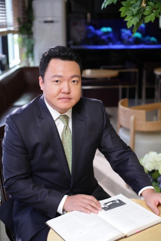 아이앤유안과 류익희 원장은 “봄철 알러지성 결막염 발생의 예방을 위해서는 전문의와의 정기적인 진료를 통해 질환의 발생여부를 사전에 파악하는 것이 효과적이다”고 말하며, “하지만 이미 발생한 안질환이라면 찬 찜질, 항히스타민성분의 안약처방 등을 통해 적극적인 치료를 진행하는 것이 바람직하다”고 조언했다.
