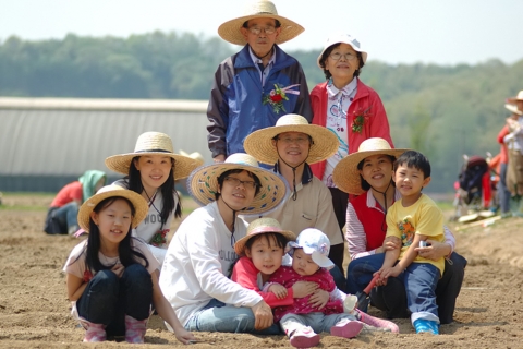지난 해 경기도 이천에서 열린 샘표 유기농 콩농장에 참여한 가족