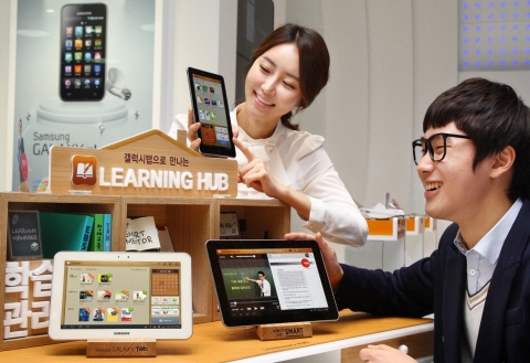 삼성전자는 갤럭시 전용 신개념 모바일 교육 포털 '러닝허브'를 직접 체험할 수 있는 '러닝허브 체험존'을 전국 300여개 삼성전자 매장에 마련한다. 갤럭시탭 10.1, 갤럭시탭 8.9 LTE, 갤럭시탭 7.7 LTE 등 삼성전자 태블릿을 통해 이용할 수 있는 '러닝허브'는 8,500여개의 유•무료 컨텐츠를 제공한다.