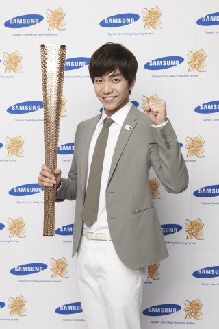 2012년 런던올림픽 무선통신 분야와 성화봉송의 공식 후원사인 삼성전자가 20일 가수 겸 배우 이승기 씨를 2012년 런던올림픽 성화봉송 주자로 선정했다. (배우 겸 가수 이승기 씨 모습)
