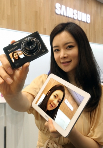DV 300F로 찍은 사진을 갤럭시탭8.9LTE와 공유하는 모델컷