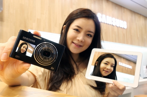 DV 300F로 찍은 사진을 갤럭시탭8.9LTE와 공유하는 모델컷