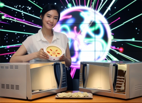 미러스타일 전자레인지를 선보이는 모델컷