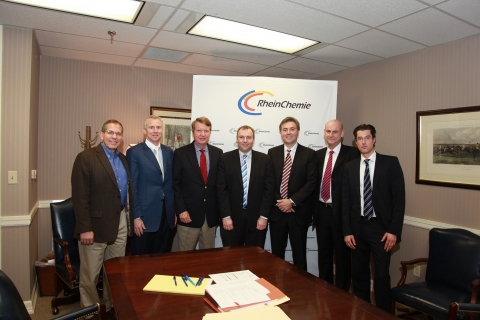 랑세스 라인케미 사업부 관계자들과 전 TCB CEO 버논 알몬 (Vernon Almon, 오른쪽 3번째) 이 인수 계약을 체결한 뒤 포즈를 취하고 있다.