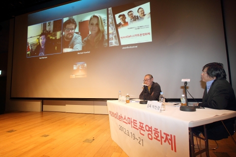 제2회 올레스마트폰영화제에서 20일(화) 국내외 전문가들과 함께 스마트폰 영화제작에 대한 실질적이고 트렌디한 이슈들을 논의하는 국제 컨퍼런스를 개최했다.