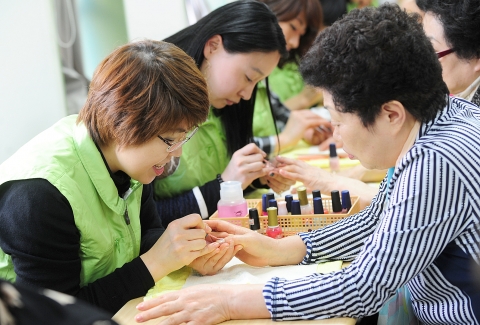 건국대 산업대학원 항장학과 학생들의 학과단위 단체 봉사활동인 ‘우리 10년 젊어지는 날’ 행사는 2008년 9월부터 시작돼 4년째를 맞고 있다. 매월 셋째 주 화요일마다 지역 어르신들을 위한 미용 봉사를 하고 있다.