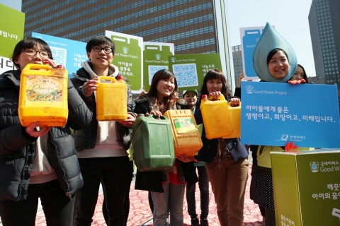 국제구호개발 NGO 굿네이버스가 세계 물의 날을 하루 앞둔 21일(수), 서울 광화문 광장에서 "깨끗한 물로 아이들의 꿈을 지켜주세요"라는 취지로 시민들을 대상으로 캠페인을 진행했다.