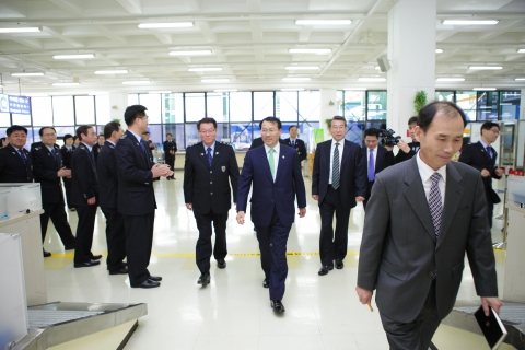 지난 21일 부산세관 국제여객터미널 입국장 순시장면(가운데 주영섭 청장)