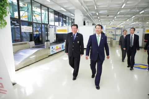 지난 21일 부산세관 국제여객터미널 입국장 순시장면(가운데 주영섭 청장)